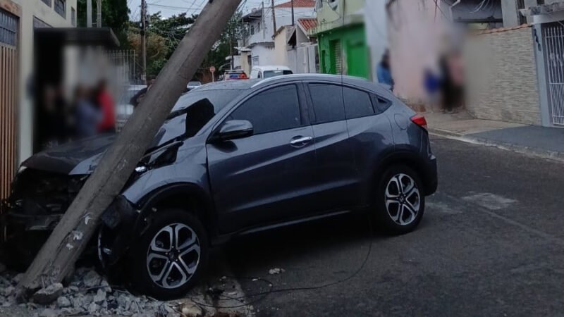 Motorista perde controle de direção e veículo colide contra poste