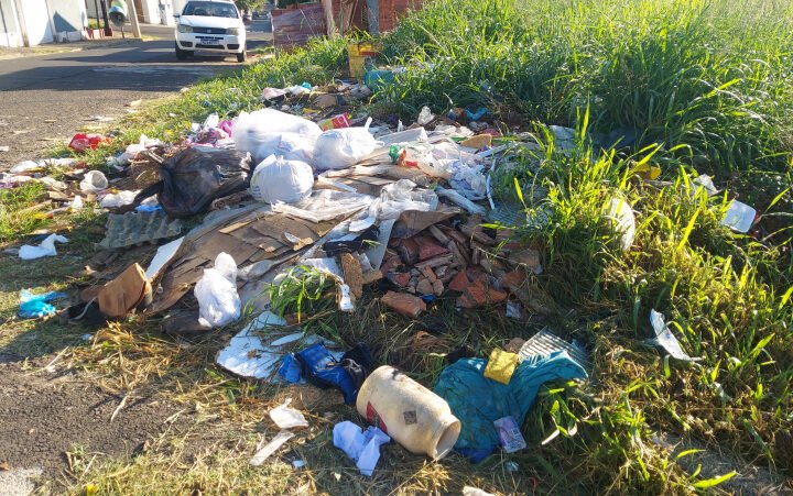 Deputados aprovam projeto que pune quem jogar lixo em via pública