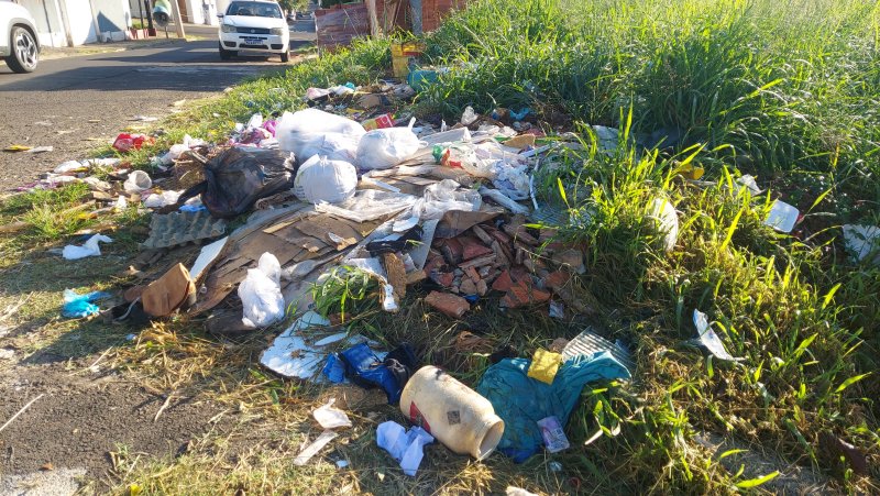 Terreno é usado para descarte irregular de lixo no centro de Botucatu