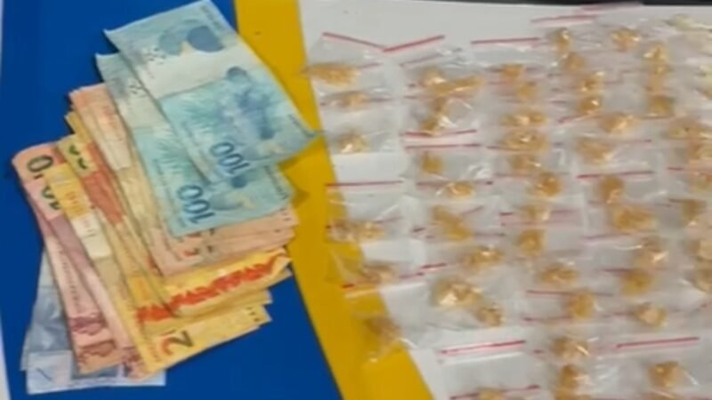 Homem flagrado vendendo drogas em portão de conjunto residencial