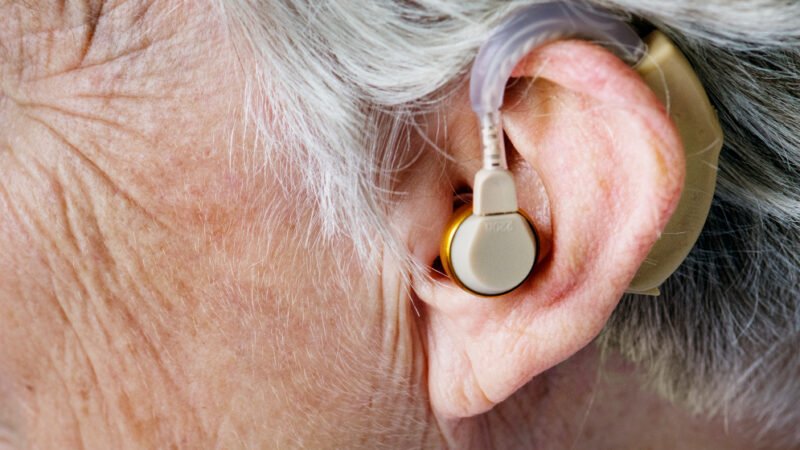 Perda auditiva é associada a declínio cognitivo mais acelerado