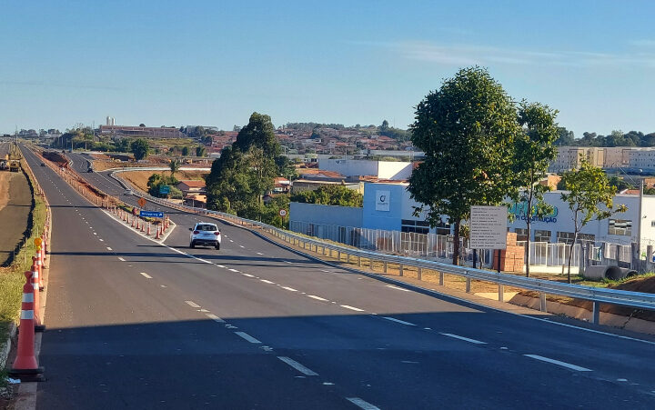 Homem morre atropelado na avenida marginal da Castelinho
