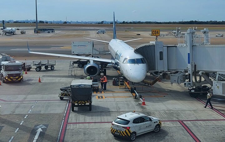 Deputados aprovam cancelamento gratuito de passagem aérea por doença ou morte na família