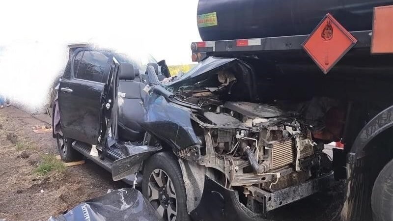 Caminhonete colide em carreta com etanol na Castello Branco