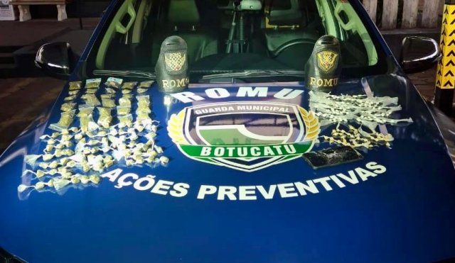 Homem percebe viatura da GCM e joga sacola com drogas para escapar de flagrante