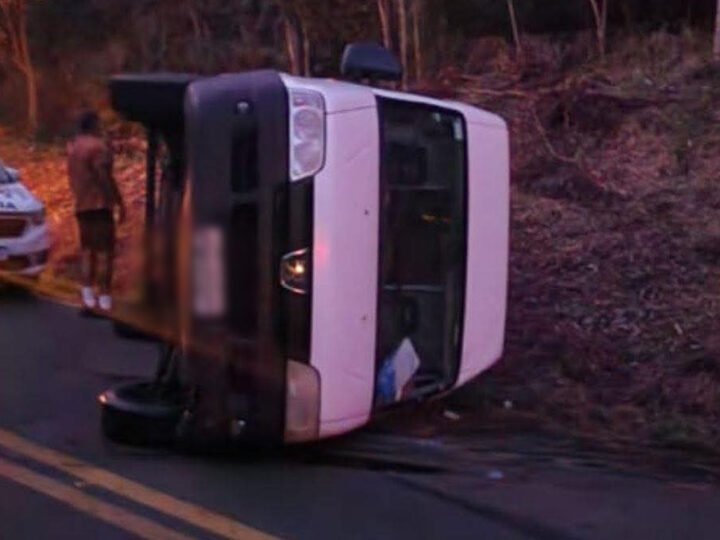 Furgão da Prefeitura de Botucatu capota após furto