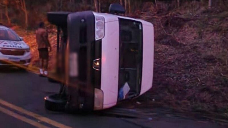Furgão da Prefeitura de Botucatu capota após furto