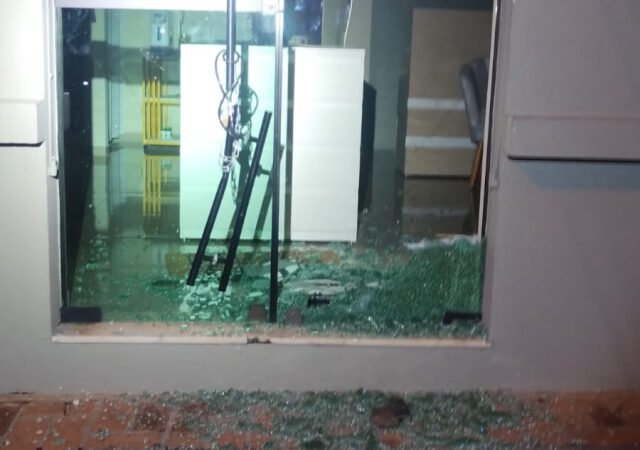 Ladrão estoura blindex e furta loja de roupas esportivas