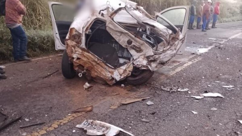 Colisão entre carro e caminhões deixa ferido em rodovia vicinal