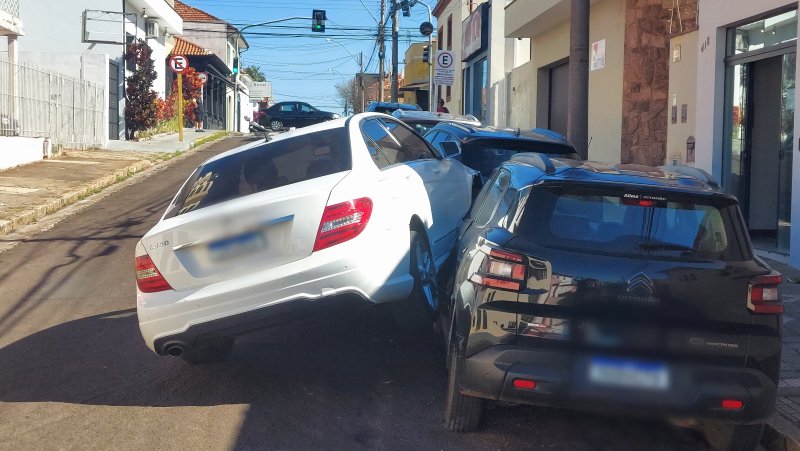 Mercedes colide em carros estacionados no Centro de Botucatu