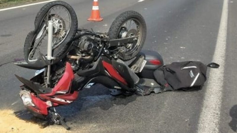 Colisão em traseira de caminhão mata motociclista