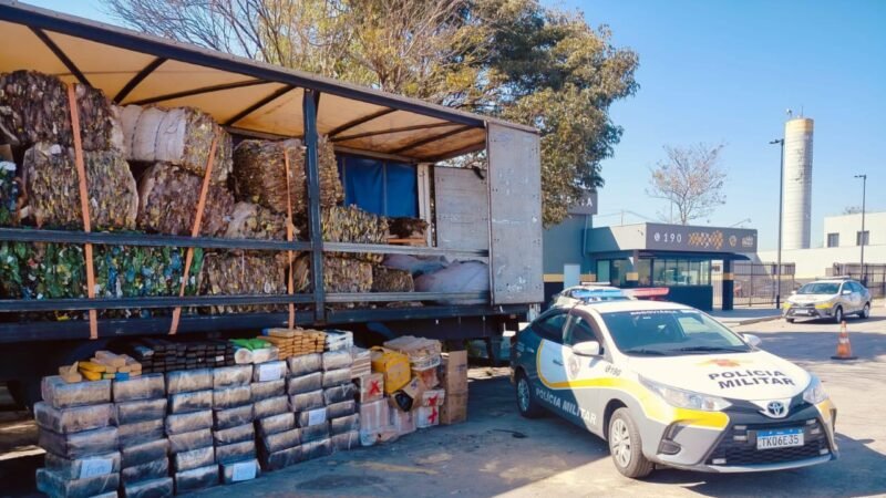 Carreta burla pedágio e acaba apreendida com 1,3 tonelada de maconha