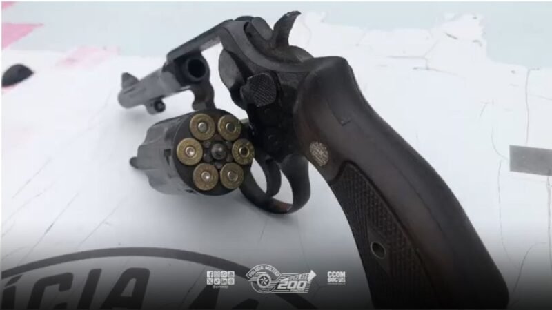 PM prende homem por porte ilegal de arma em “biqueira”