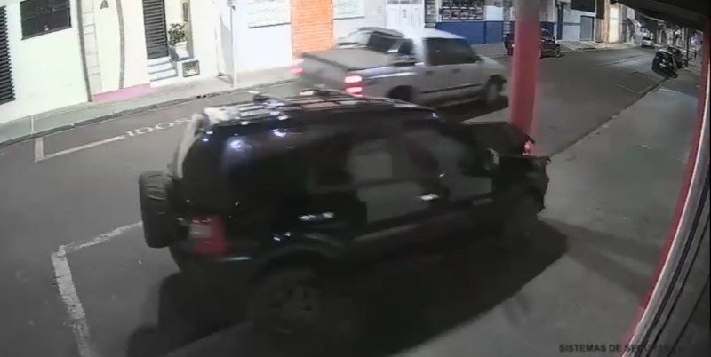 Carro atinge poste no Centro de Botucatu