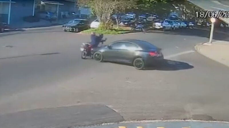 Carro atinge moto em cruzamento e condutor foge