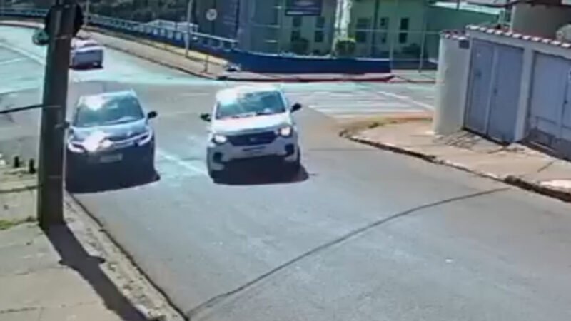 Carro colide contra poste para evitar acidente