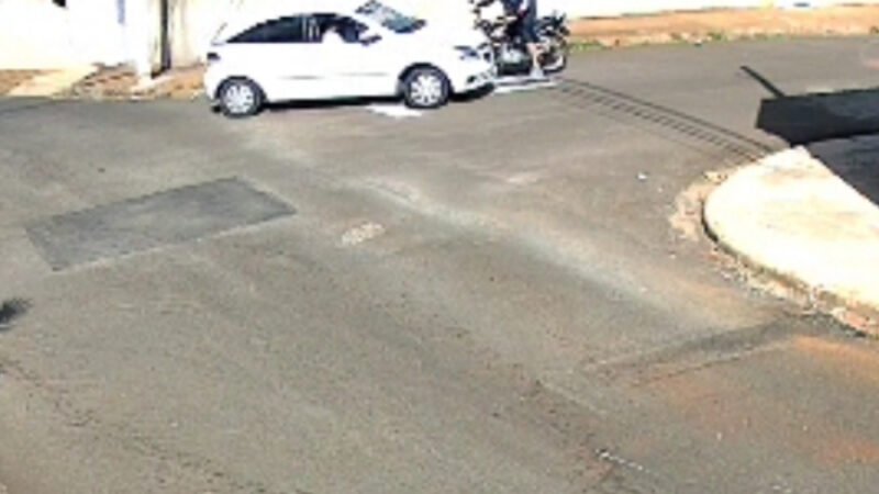 Motociclista atingido por carro em cruzamento