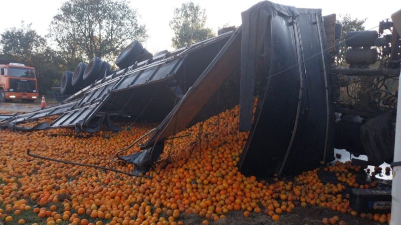 Caminhão com 40 toneladas de laranja tomba na região