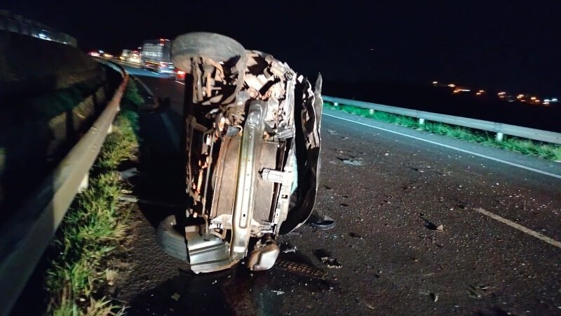Carro capota após colidir contra bitrem na Marechal Rondon