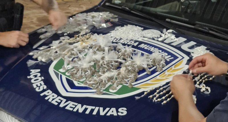 Homem tenta fugir da GCM e acaba preso com 800 porções de drogas