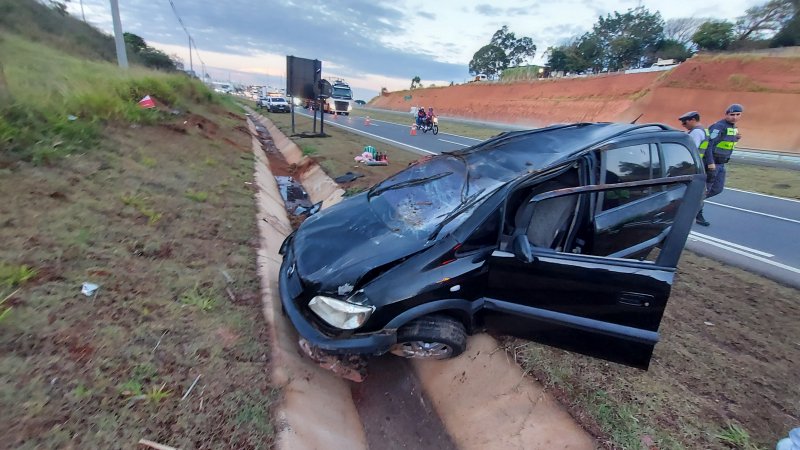 Motorista toma “fechada” e carro capota na marginal da Castelinho