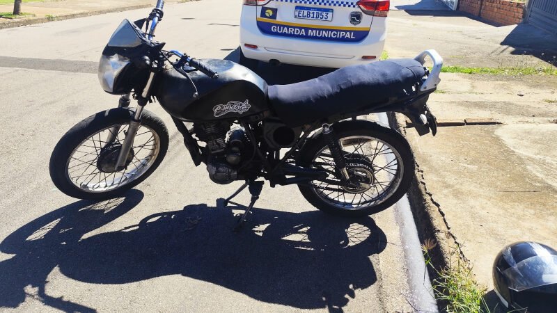 Condutor tenta fugir por praça para evitar apreensão de moto adulterada
