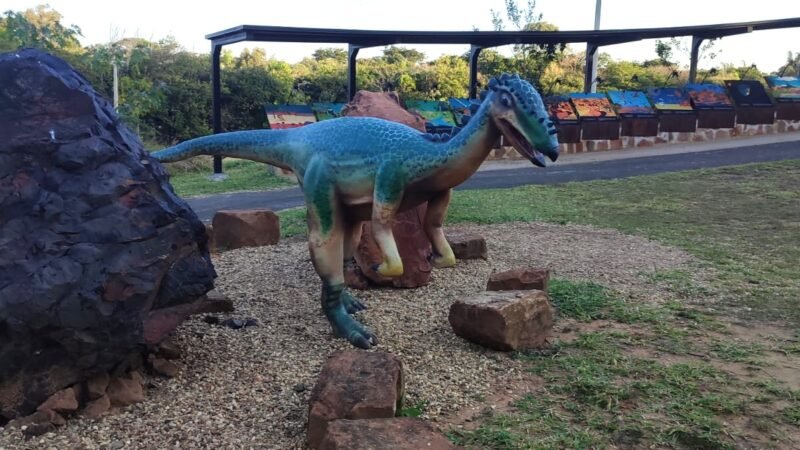 Réplica de dinossauro passa a integrar a paisagem do Magma Museu