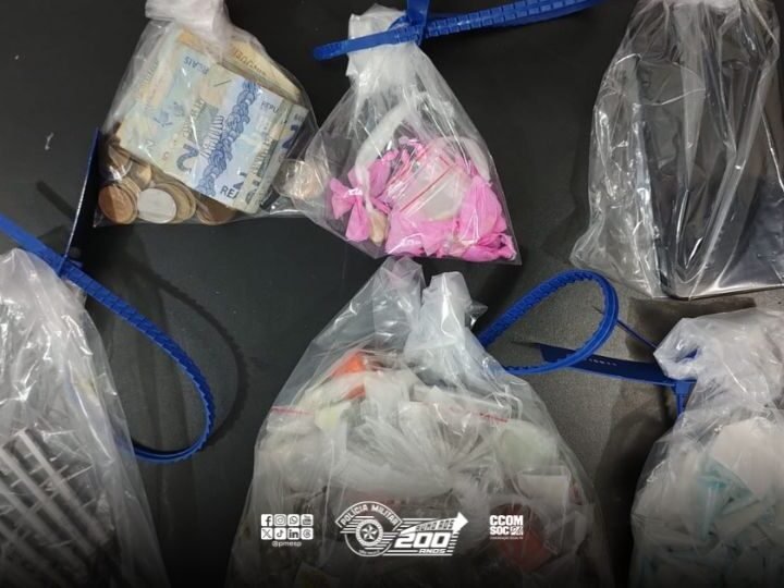 Para escapar da polícia, traficante joga sacola com drogas em terreno baldio
