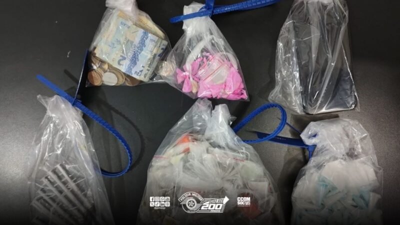 Para escapar da polícia, traficante joga sacola com drogas em terreno baldio