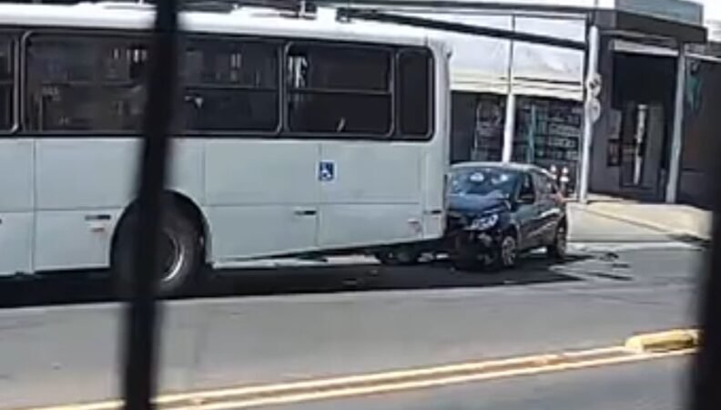 Ônibus atingido por carro em saída de supermercado