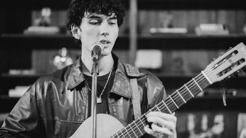Tom Ribeira encerra turnê “Pedaço” com show gratuito neste sábado (12)