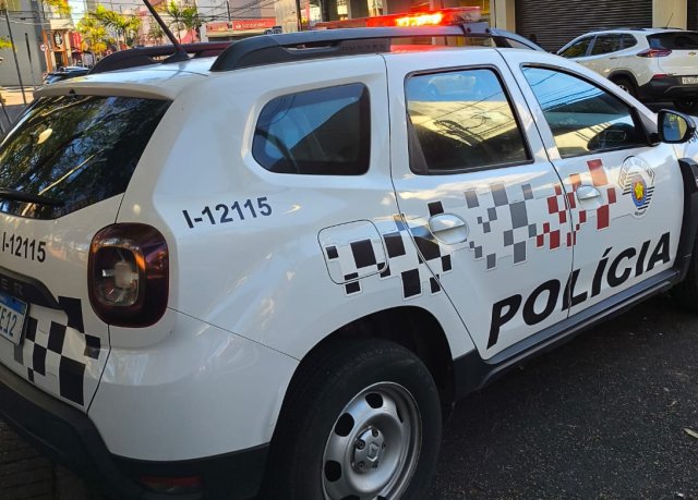 Homem preso por agredir e manter companheira em cárcere privado