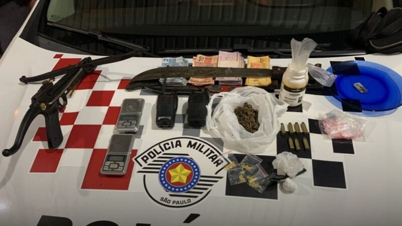Homem é preso ao tentar agredir companheira com facão