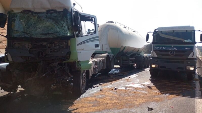 Carreta com etanol atingida por caminhão na Marechal Rondon