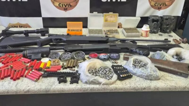 Homem caído na rua com espingarda preso por manter arsenal de armas