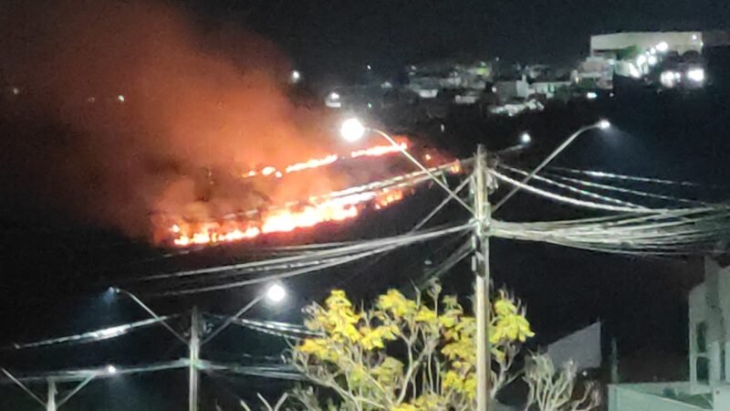 Incêndio criminoso atinge vegetação no Jardim Iolanda