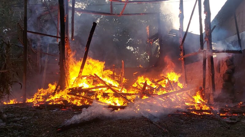 Botucatu: incêndio destrói galpão e caminhonete