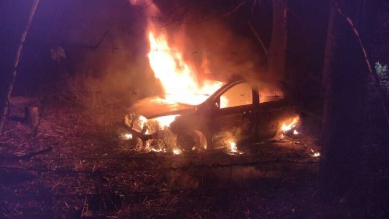 Motorista foge após carro capotar e pegar fogo; passageiro morre no acidente