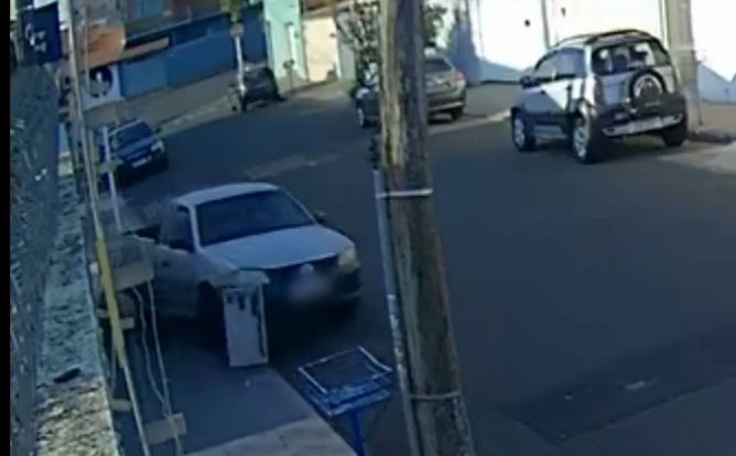 Condutor erra manobra e caminhonete destrói lixeira