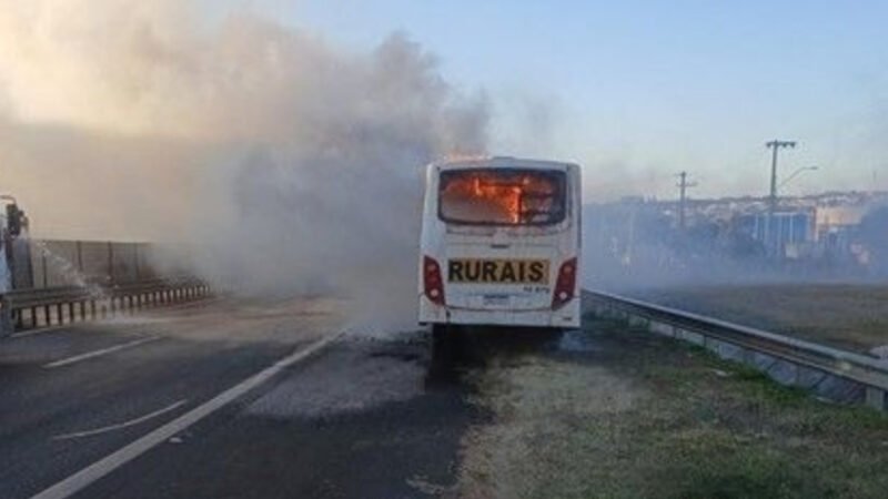Ônibus com trabalhadores rurais pega fogo na região