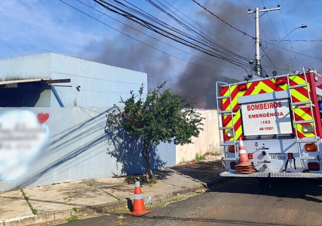 Botucatu: incêndio atinge casa e família escapa das chamas