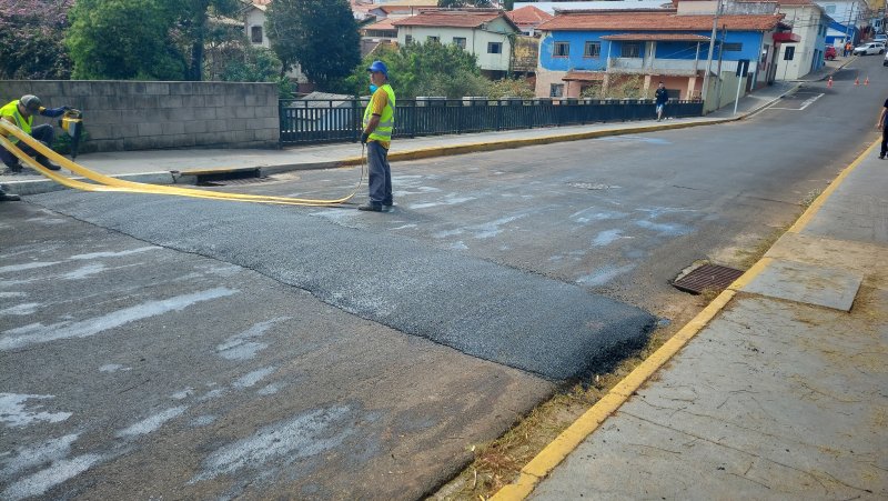Prefeitura implanta lombada em cruzamento onde motociclista morreu após acidente