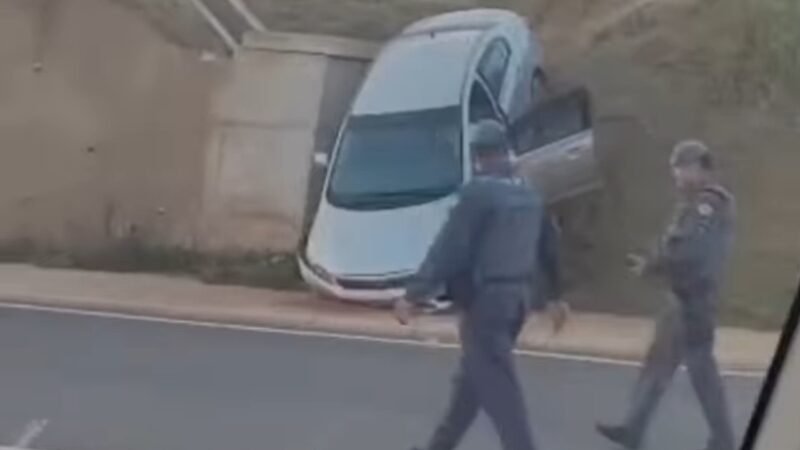 Carro despenca em barranco na marginal da Castelinho