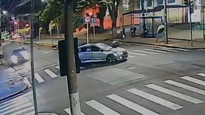 Motociclista atingido por carro que efetuava conversão irregular