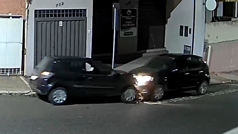 Motorista foge após colisão contra carro estacionado