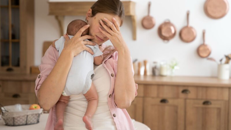 Depressão materna pode comprometer vínculo com bebê e ter efeitos duradouros