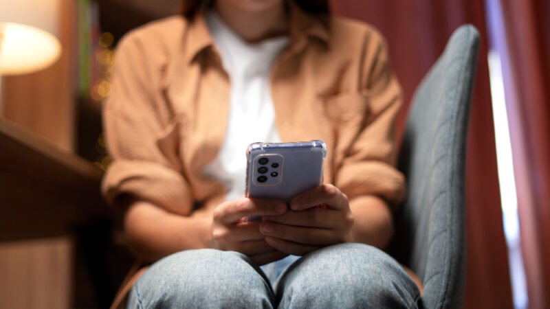 Celular sem internet melhora a felicidade e o foco