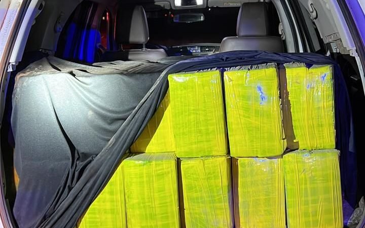 Adolescente flagrado com 1 tonelada de maconha em caminhonete furtada