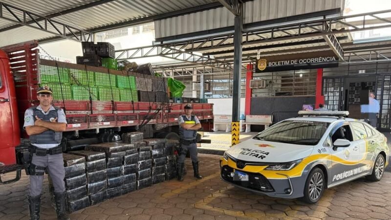 Para-choque quebrado em caminhão leva PM a efetuar flagrante de tráfico