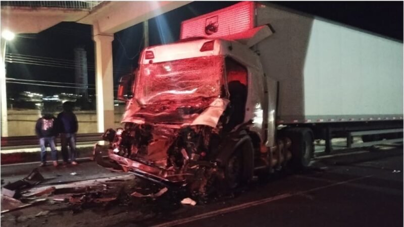 Colisão entre carretas resulta na morte de um dos motoristas